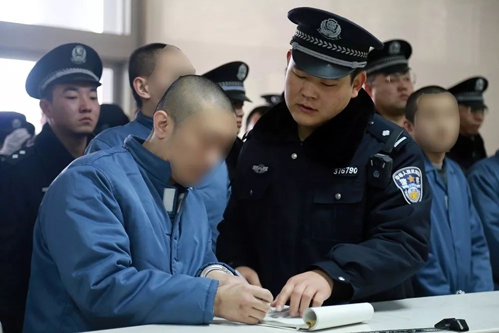 制定了详细的庭审保障方案,从人犯押解,车辆调度,舆论引导,安全保卫