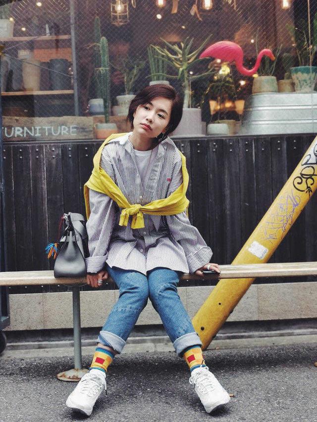 李春媛也是个时髦精穿银色皮质连衣裙亮相梳油头短发a爆