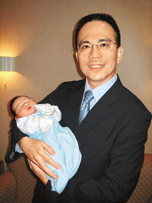 而梁洛施给李泽楷生的孩子,李嘉诚则是取名为:李长治,看来是希望李家