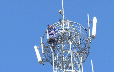 零下25登顶45米高空铁路通信工只为高铁列车畅通无阻