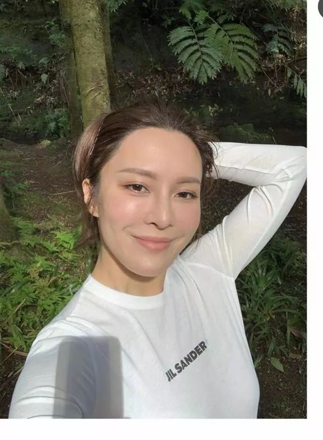 kelly十岁移民美国,又曾在明珠台介绍奢华生活,再加上高贵的形象.