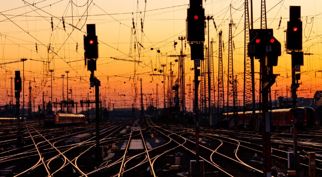 借助新一代无线电技术和应用,自动驾驶的高速列车自由地穿越国界,洲界