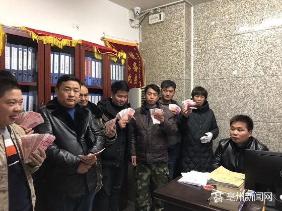 他连续冒着严寒到一工地督促施工企业与农民工班组长核算工资账目