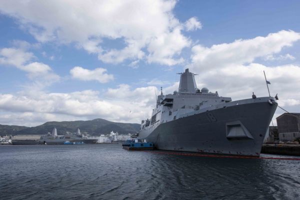美國海軍“新奧爾良”號兩棲船塢運(yùn)輸艦停泊在它的新母港——日本佐世保海軍基地(美國國防部網(wǎng)站)