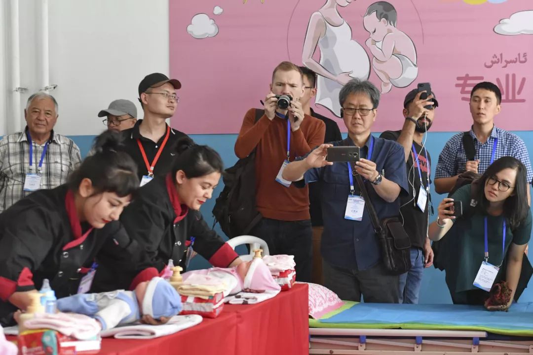 ▲7月22日,来自24个国家的记者团走访新疆一家职业教育中心。图/新华社