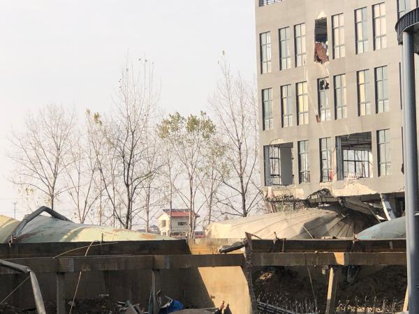 海宁污水罐倒塌事故现场。澎湃新闻记者 张刘涛 图