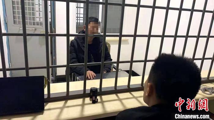 犯罪嫌疑人正在接受警方调查。本溪市公安局供图