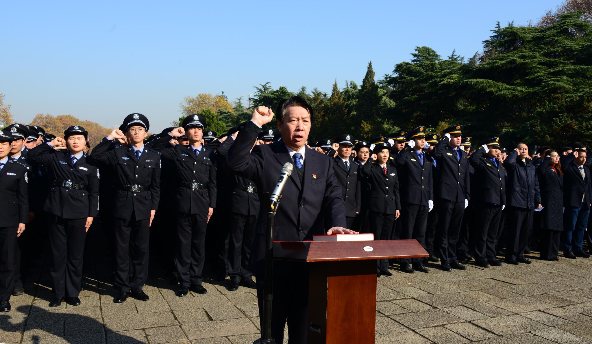 江苏省各级国家机关行政执法人员集中向宪法宣誓!