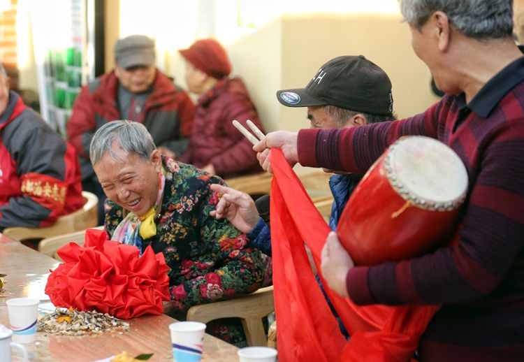 击鼓传花听歌猜名朝西社区居民重温青葱岁月