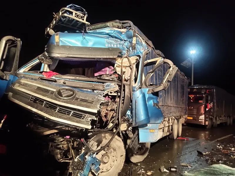 发生交通事故,楚大高速公路沙桥收费站附近