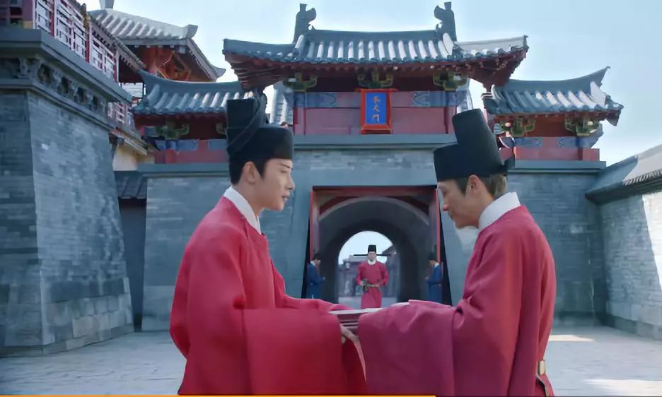 在前几集中,其实就能感受到王劲松对罗晋既保持君臣之礼,又能在他危难