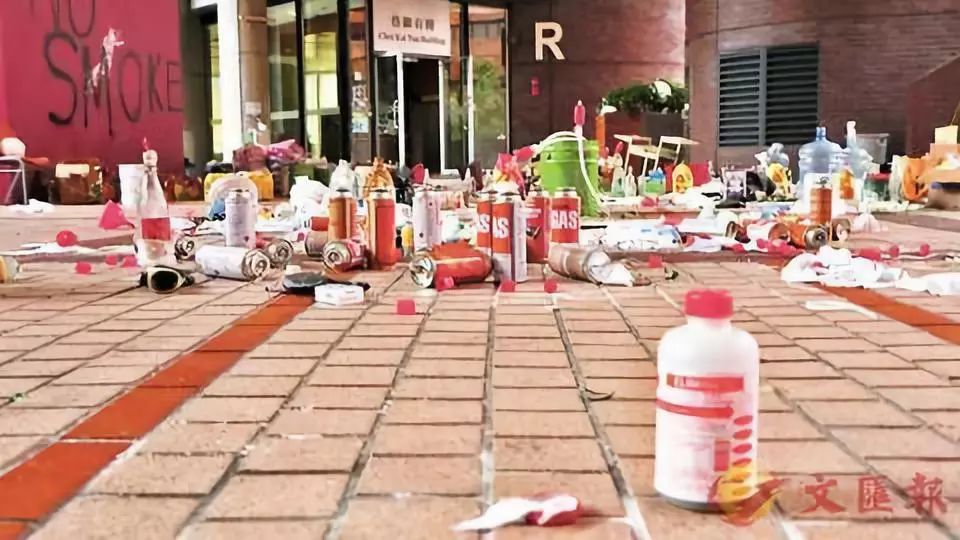 ▲警方于中大校园内查获的危险品。(图源:文汇报)