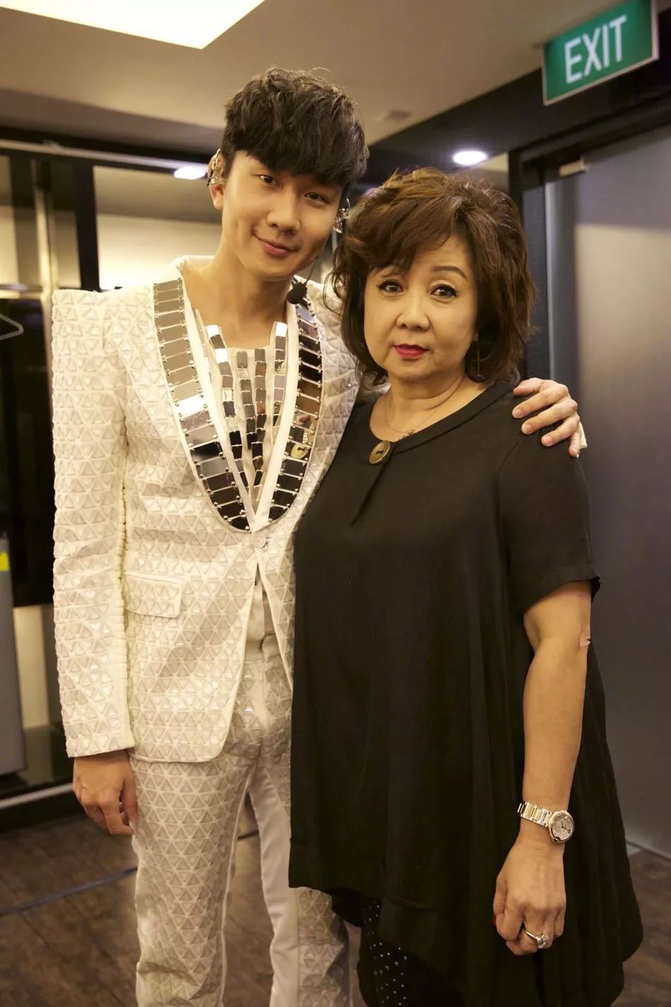 林俊杰为母庆生,林妈妈卷发长裙气质出众,肤白貌美不像老太太