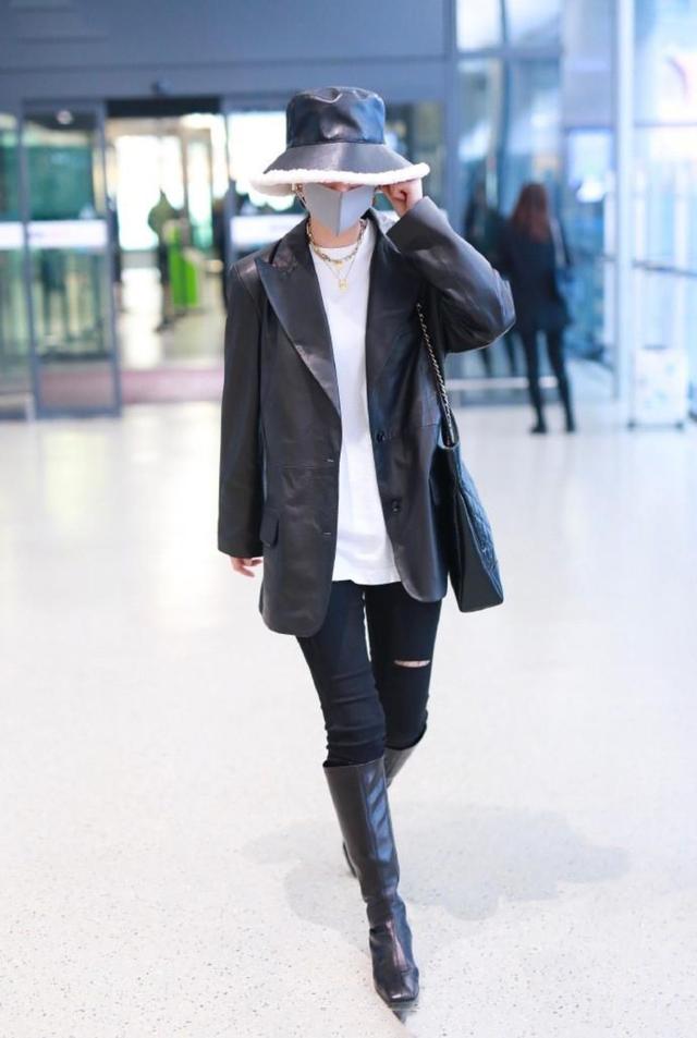 周冬雨穿"老爸款"皮衣,本来配长筒靴挺酷,但硬是穿出可爱公主风