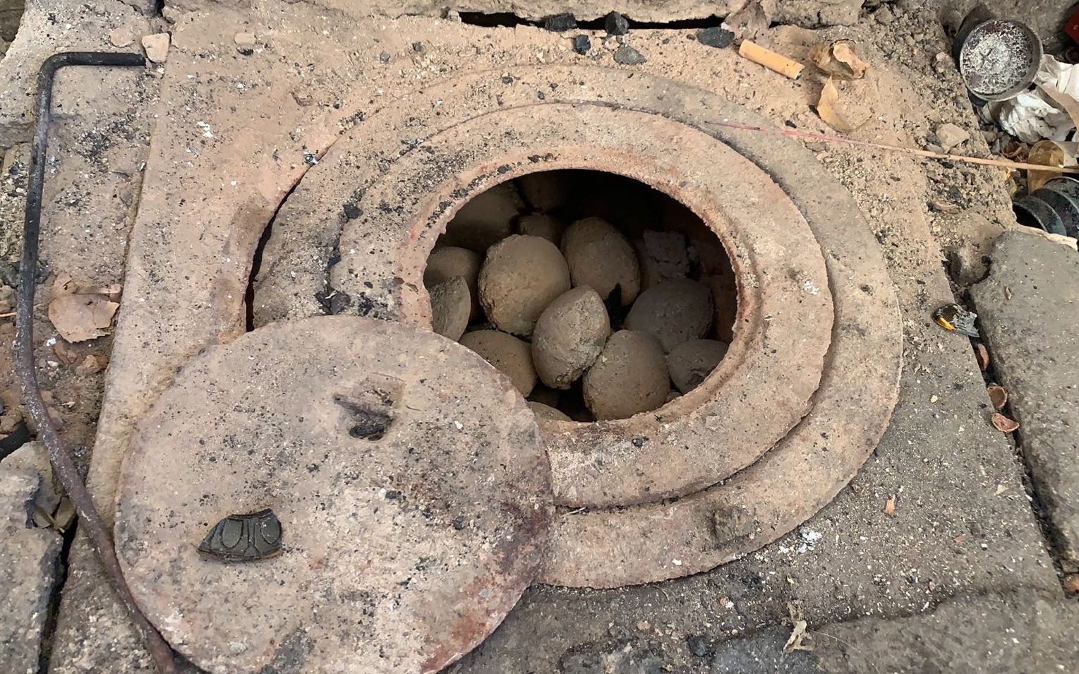 ▲死者那某事发前烧的煤。图/新京报网