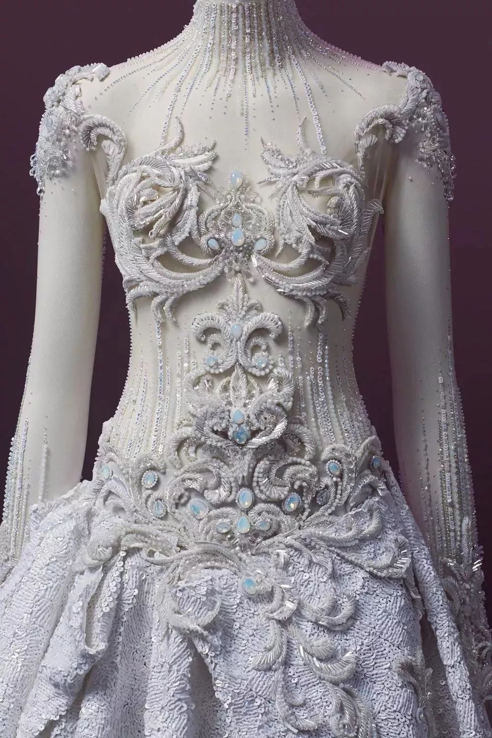 至于怎样演绎中国风郭培曾表达自己也不知道如何表达最完美的中国风