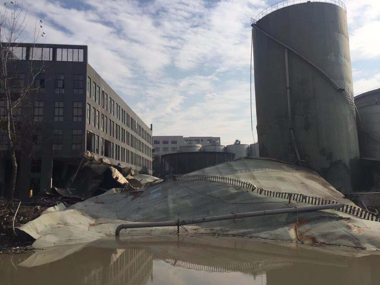 污水罐倒塌后，冲垮了附近的厂房。新京报记者张胜坡 摄