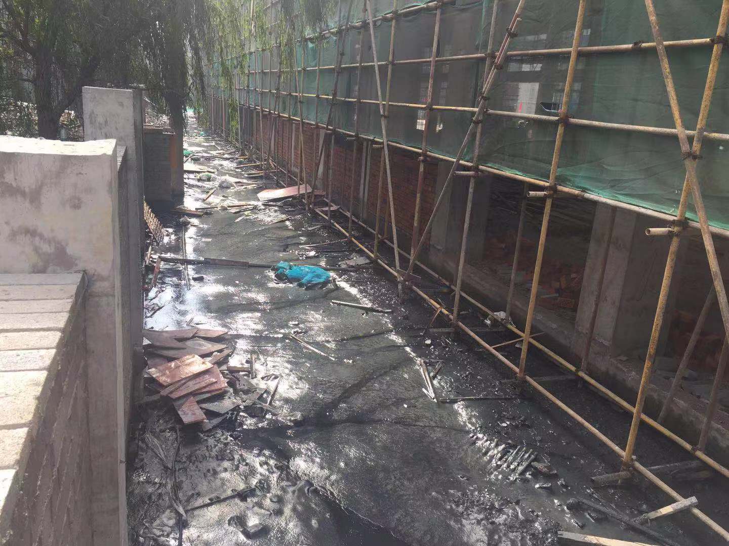 污水过后，道路被污泥蓄满。新京报记者张胜坡 摄