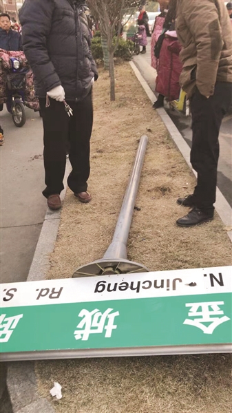 尽管头被砸得鲜血直冒,但苏敏还是用双手托住这个路牌,防止砸到她身体右侧的学生。 当事人供图
