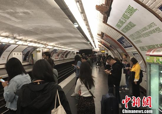 资料图:当地时间9月13日,法国巴黎遭遇十余年来最大规模公共交通系统罢工,城市通勤陷入混乱,给当地民众出行带来严重困难。中新社记者 李洋 摄