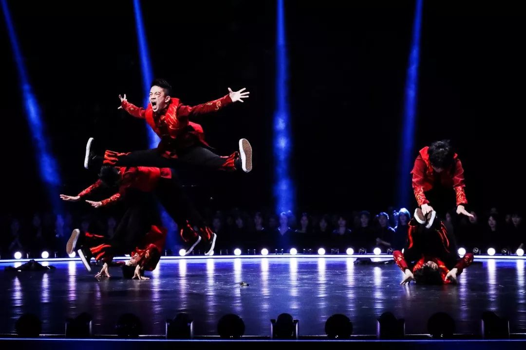 hizam将标志性的风火轮元素融入舞蹈,5位队员一同在竞演中用身体搭建