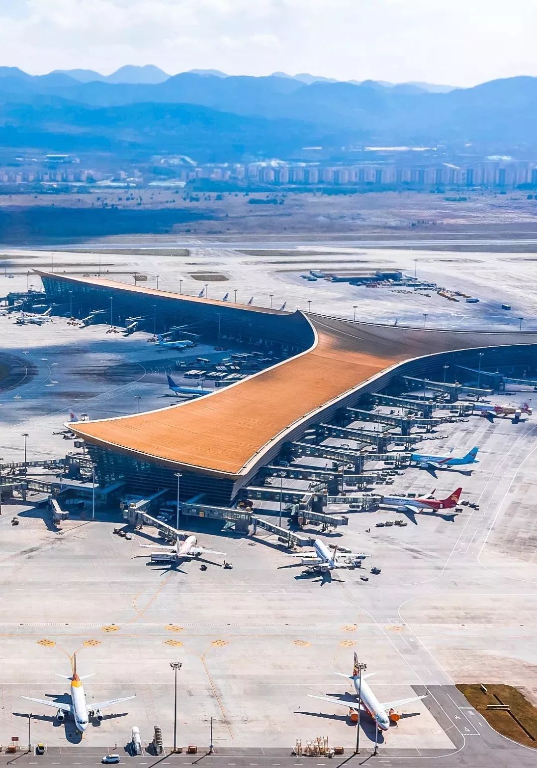 2012年6月28日,昆明机场由巫家坝整体搬迁至长水运营;上图是长水国际