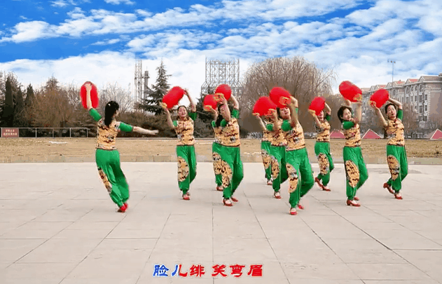 《吉祥中国年》   10人变队形灯笼舞   表演示范:云裳广场舞队