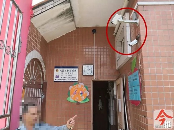 鹿寨县城镇幼儿园内，同一个方向安装着两套监控探头，其中一个为幼儿园原来安装的，另一个为县教育局使用奖补资金安装的。 本文图均为 南国今报 图