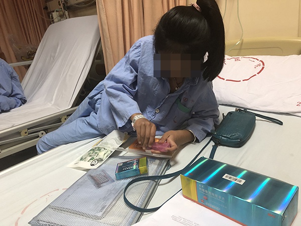 小雅在整理自己每天所吃的药,她已习惯不喝水直接吞药