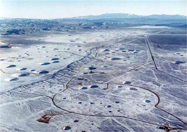 宣布在内利斯空军靶场划出1800平方公里土地建立"内华达试验靶场",后
