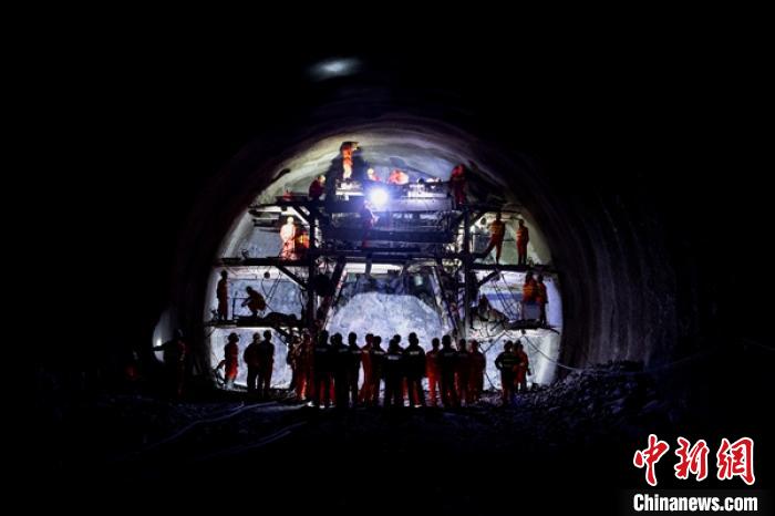 四川攀枝花至云南大理高速公路宝鼎二号隧道贯通