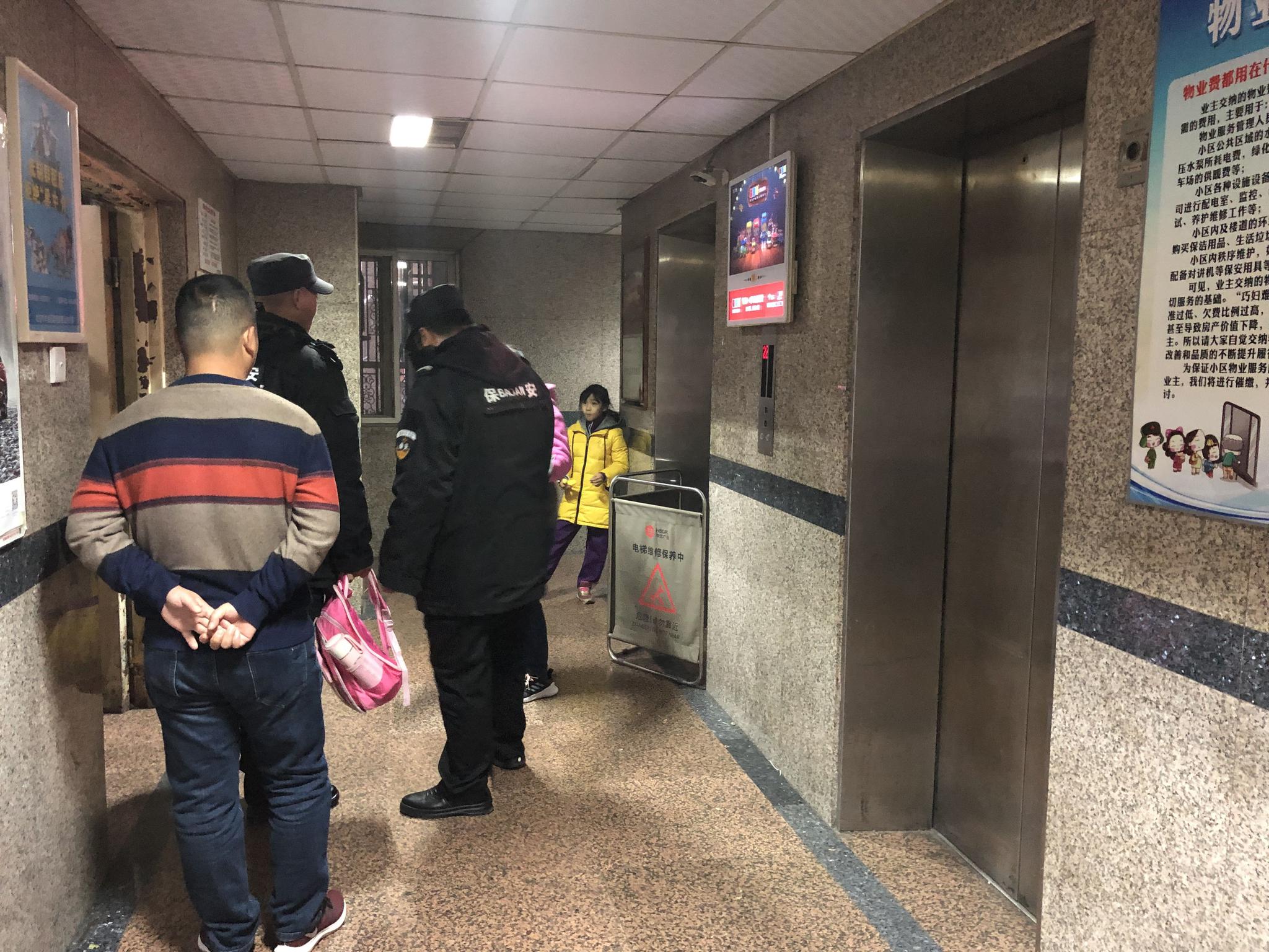 老楼电梯全停用致居民回家成难题,当地街道办称将换新|电梯停运|部