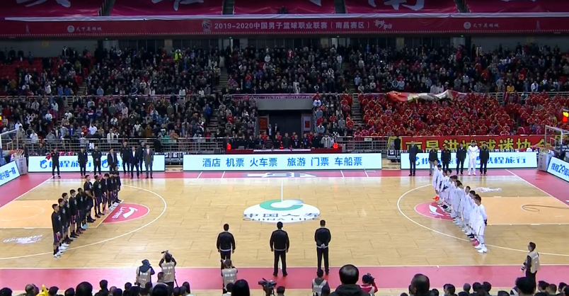 八一队与广东队的赛前进行默哀仪式。视频截图