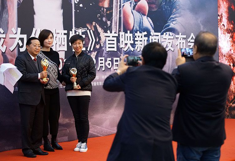 影片《我为你牺牲》在洛杉矶举办的第15届中美电影节获得了“金天使奖”,出品方代表现场展示奖杯,并向武警部队代表赠送影片光盘。