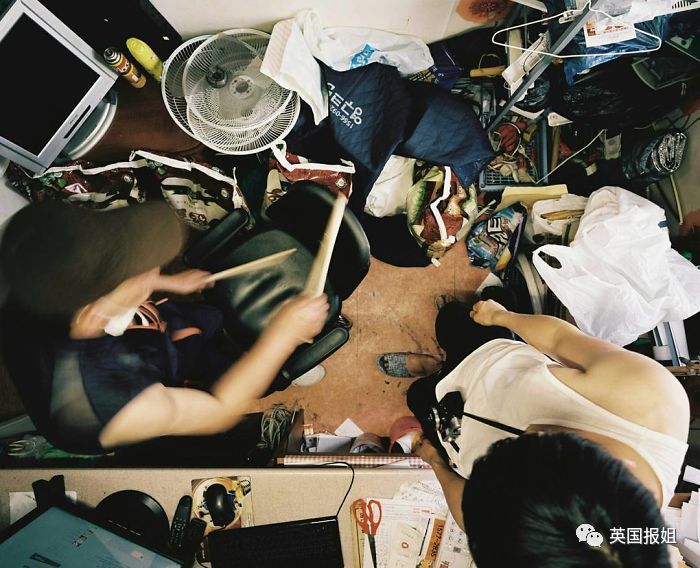 住3.5平群租房,50人共用厕所,他们是韩国富豪区的穷人.