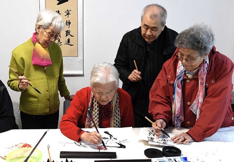 八旬老人再上岗养老院里教唱歌教画画