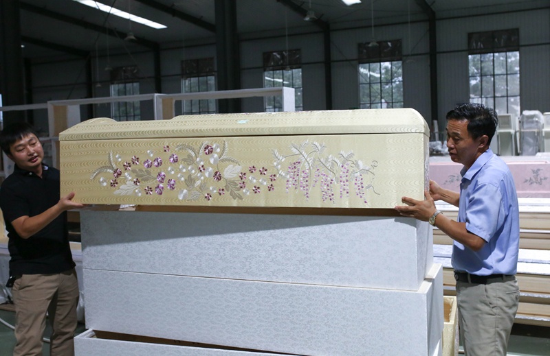 据从业者介绍，日本市场流行轻巧、精美的棺木，特别是棺体外蒙布装饰的布棺。 视觉中国图