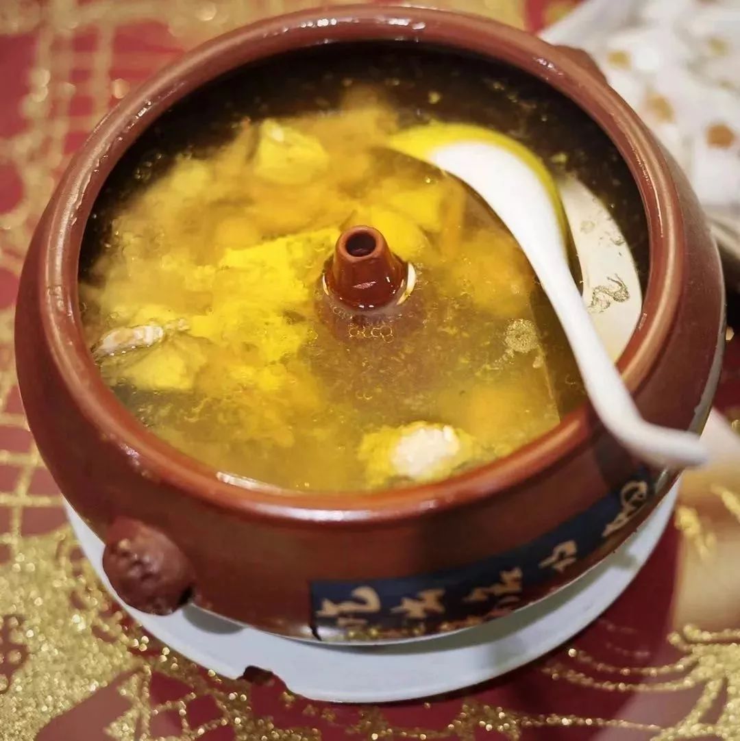 汽锅鸡,因用汽锅蒸制而得名,图片来源@vcg仅主食米线一样便有过桥米线