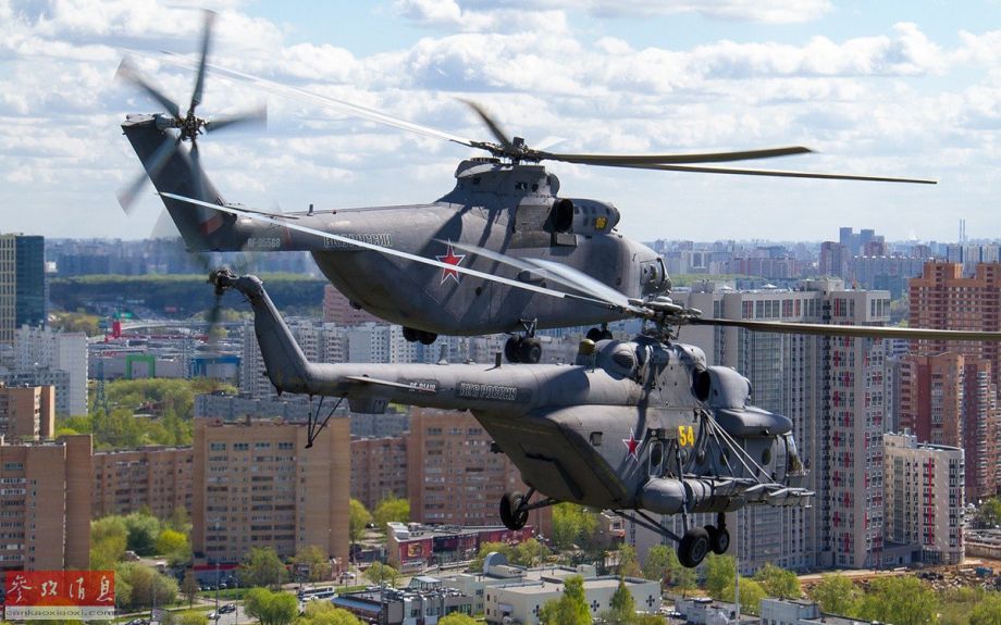 米-26重型运输直升机与米-8直升机编队飞抵莫斯科城区.