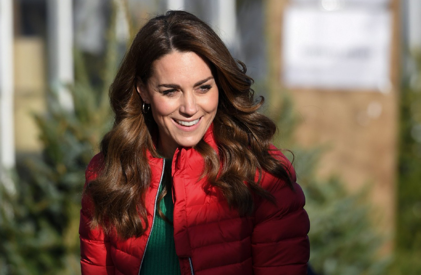 可以看出,当天凯特王妃几乎是没有化妆,因为是欧洲人,所以五官也会