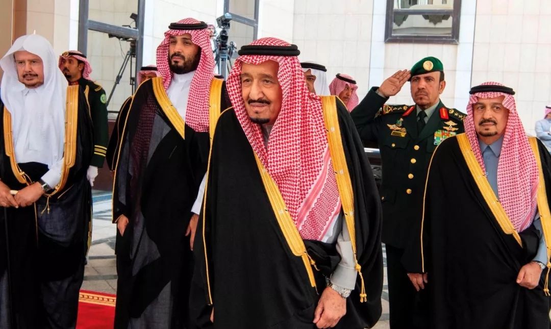  11月20日，沙特阿拉伯国王萨勒曼（前）在首都利雅得出席沙特新一届协商会议（议会），并表示沙特阿美IPO募集资金将用于扩大沙特投资。新华社发