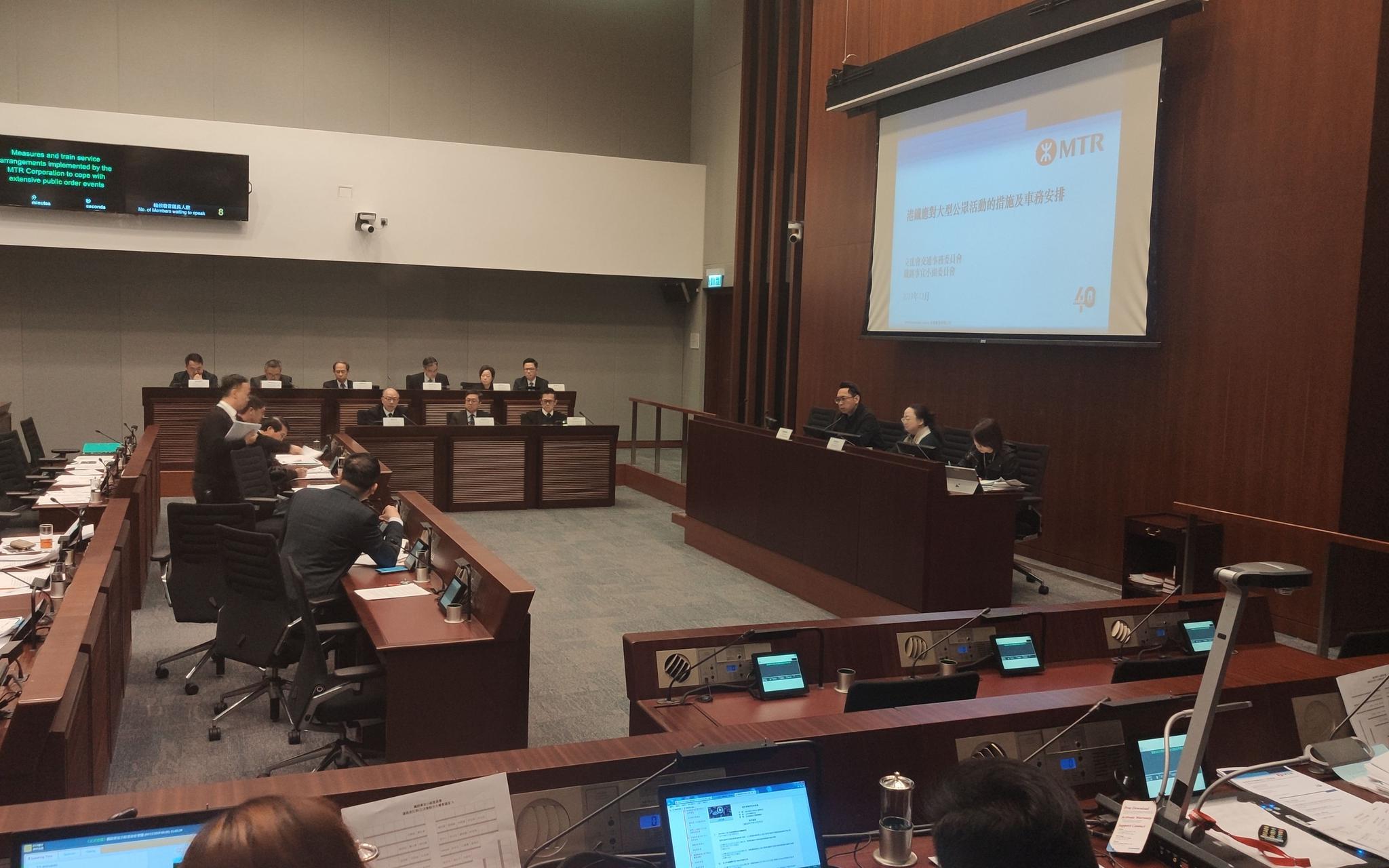 12月6日上午10点,香港立法会铁路事宜小组委员会召开会议。新京报特派香港报道组