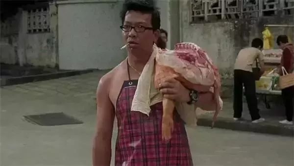 另一个来自《国产凌凌漆》,星爷亲自扮起猪肉佬,头发蓬乱,胡子拉碴