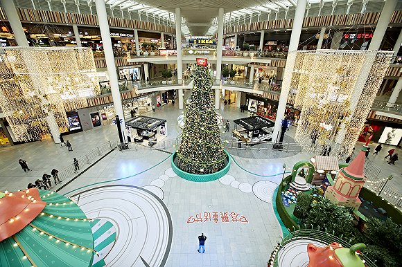 安尼施·卡普尔中国首次大型展览展出，各购物中心亮灯仪式纷至沓来