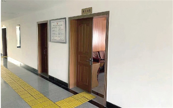 盲道的末端到达一楼大厅的各个办事点以及二楼三楼的各法庭。 钱江晚报 图