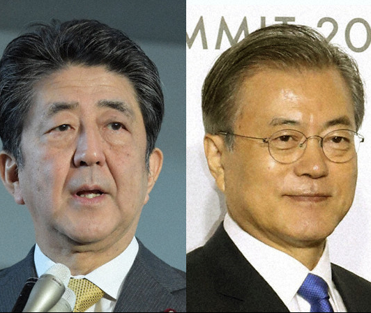 安倍与文在寅。(图源:共同社)
