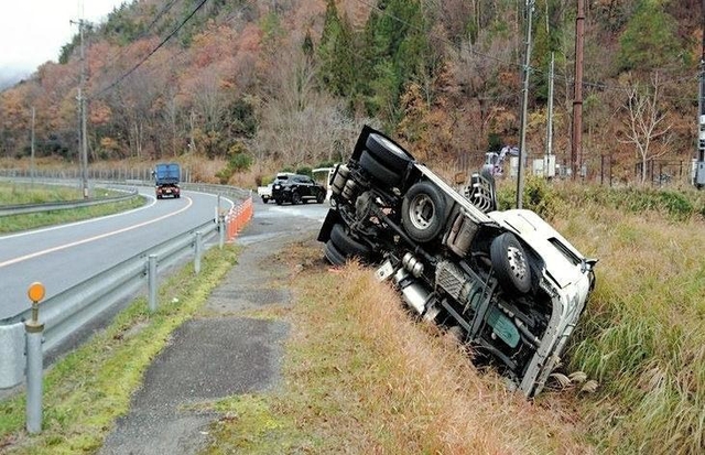  发生事故的卡车（神户新闻）