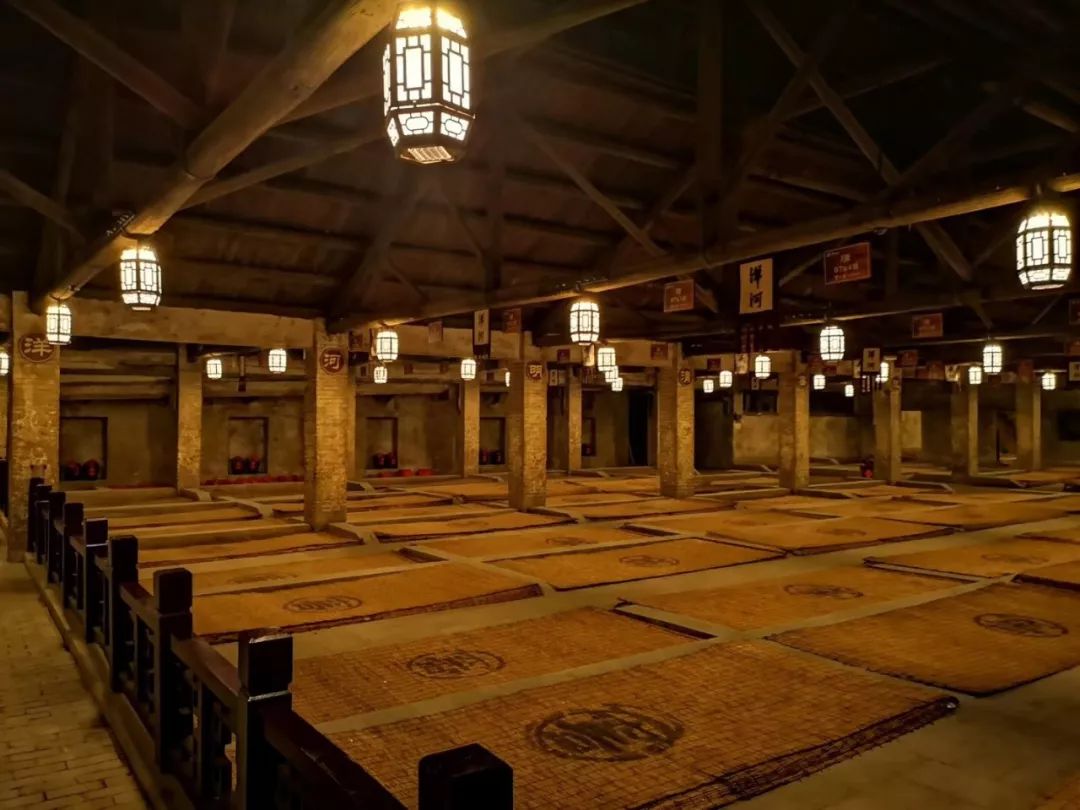 其中,洋河老窖池群始建于明代,作为中国"江淮派"浓香型白酒酿造技艺