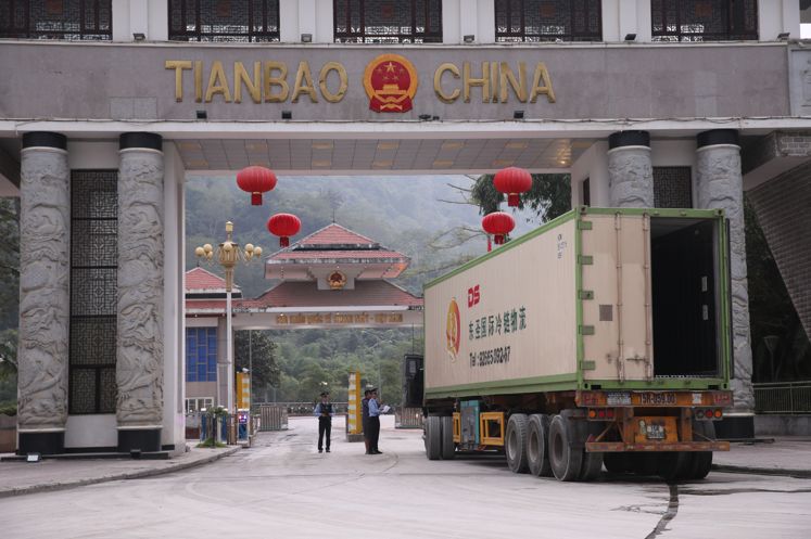 位于中越边境的麻栗坡县与越南"五县一市"接壤,国境线长达277公里.