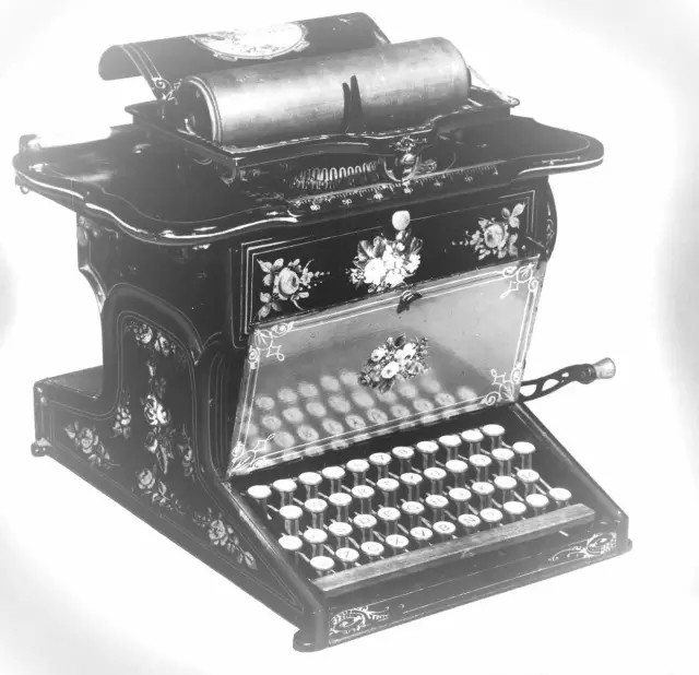 早期的打字机,采用的是qwerty布局但无论是计算机还是键盘,都是英语